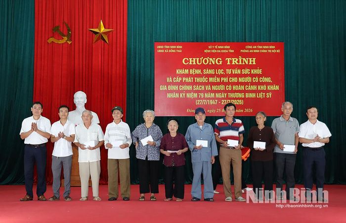 Lãnh đạo xã Đồng Thái trao quà cho các đối tượng người có công, thân nhân người có công có hoàn cảnh khó khăn trên địa bàn xã.