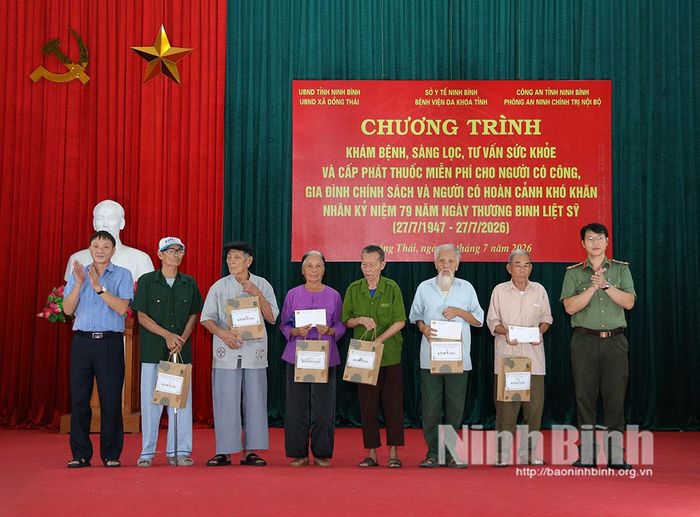 Lãnh đạo Bệnh viện Đa khoa tỉnh và Phòng An ninh chính trị nội bộ (Công an tỉnh) trao quà cho các đối tượng người có công, thân nhân người có công có hoàn cảnh khó khăn trên địa bàn xã Đồng Thái.