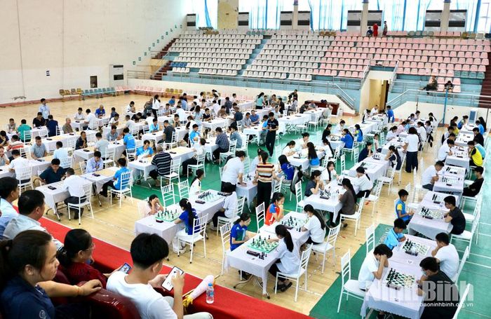 Gần 300 vận động viên tranh tài ở các nội dung đơn nam, đơn nữ môn cờ vua và cờ tướng.