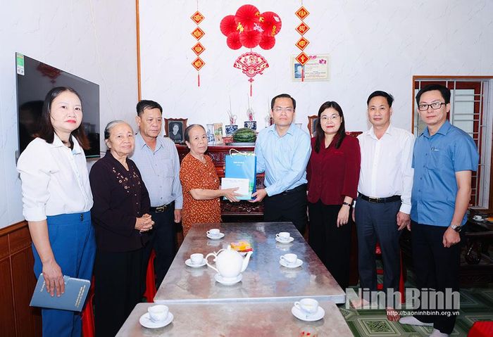 Đồng chí Ngô Vũ Thăng, Tỉnh ủy viên, Phó Chủ tịch UBND tỉnh Cà Mau cùng đoàn thăm, động viên, tặng quà thân nhân liệt sĩ bà Đinh Thị Gấm (con gái) đồng thời là người thờ cúng liệt sĩ Đinh Xuân Ngỡi, quê quán: Thanh Lạc, Nho Quan (nay là xã Thanh Sơn, tỉnh Ninh Bình).