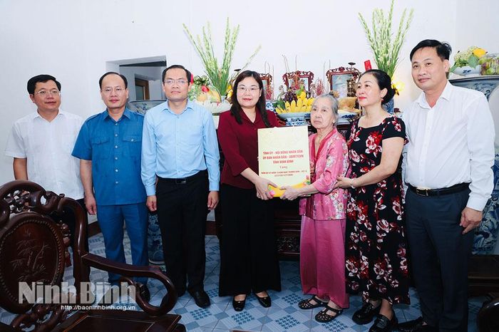 Đồng chí Hà Lan Anh, Tỉnh ủy viên, Phó Chủ tịch UBND tỉnh Ninh Bình tặng quà cho bà Bùi Thị Phượng, thân nhân liệt sỹ Trần Khắc Thiệu (phường Yên Thắng).