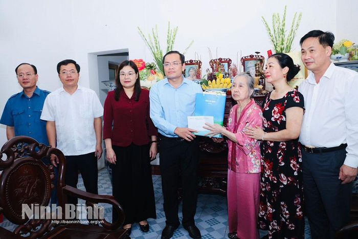 Đồng chí Ngô Vũ Thăng, Tỉnh ủy viên, Phó Chủ tịch UBND tỉnh Cà Mau cùng đoàn thăm, tặng quà gia đình bà Bùi Thị Phượng, xã Khánh Thương, Yên Mô (nay là phường Yên Thăng, tỉnh Ninh Bình) là thân nhân liệt sĩ Trần Khắc Thiệu.