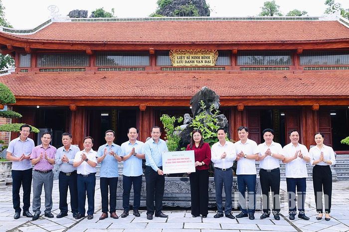 Đoàn công tác tỉnh Cà Mau trao tặng biển tượng trưng kinh phí hỗ trợ xây nhà 6 căn nhà tình nghĩa dành cho người có công với cách mạng trên địa bàn tỉnh Ninh Bình.