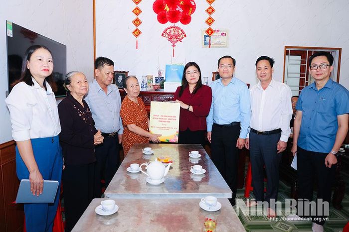 Đồng chí Hà Lan Anh, Tỉnh ủy viên, Phó Chủ tịch UBND tỉnh Ninh Bình tặng quà cho bà Đinh Thị Gấm, thân nhân liệt sỹ Đinh Xuân Ngỡi (xã Thanh Sơn).