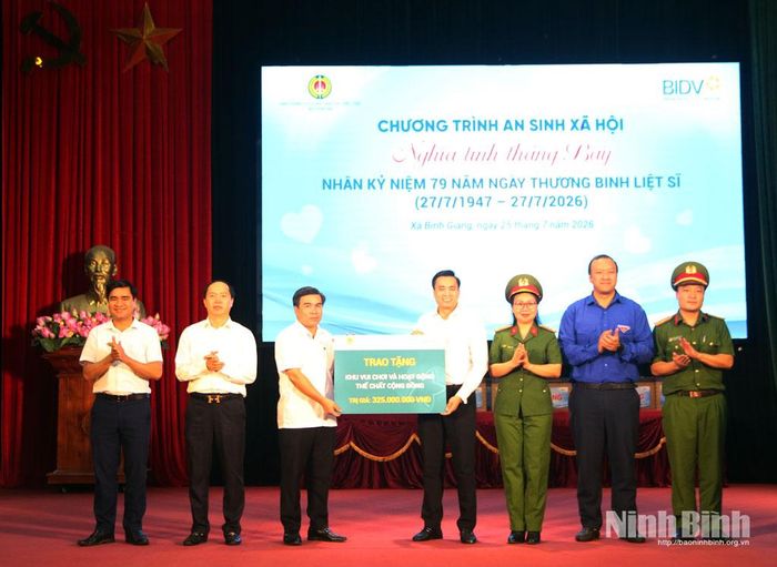 Đại diện Ngân hàng TMCP Đầu tư và Phát triển Việt Nam (BIDV) trao tặng kinh phí xây dựng khu vui chơi và hoạt động thể chất cộng đồng trên địa bàn xã.