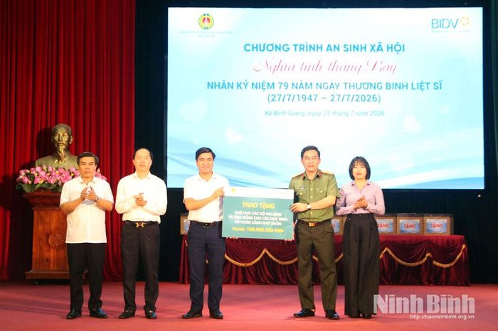 Đại diện lãnh đạo Công an tỉnh tặng quà cho các gia đình chính sách, hộ có hoàn cảnh khó khăn và học bổng cho các em học sinh nghèo vượt khó, học giỏi trên địa bàn.