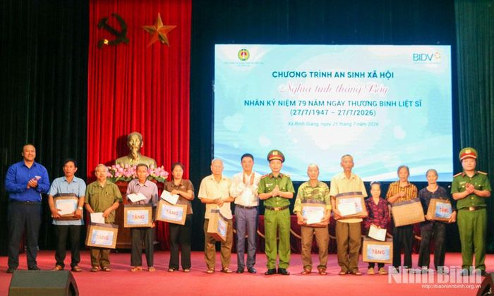 Thiếu tướng Nguyễn Thanh Sơn, Phó Chánh Văn phòng Cơ quan Cảnh sát điều tra Bộ Công tặng quà gia đình chính sách, hộ có hoàn cảnh khó khăn trên địa bàn xã Bình Giang.