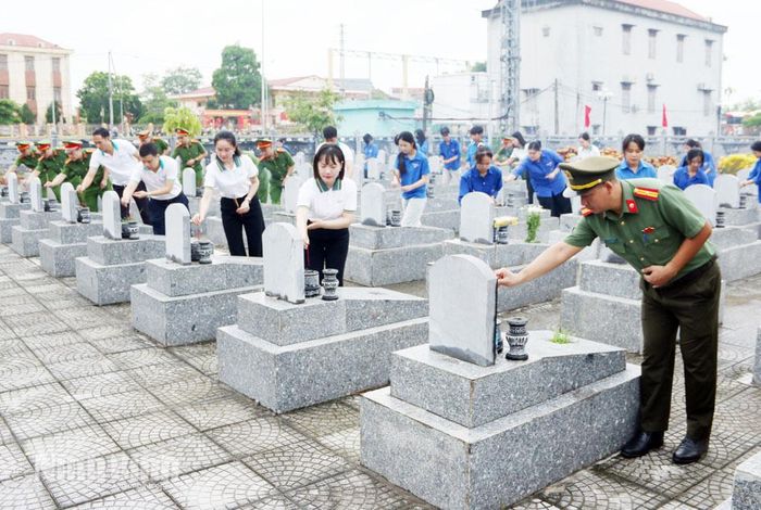 Đoàn công tác của Văn phòng Cơ quan Cảnh sát điều tra Bộ Công an và Ngân hàng TMCP Đầu tư và Phát triển Việt Nam (BIDV) thắp hương các phần mộ tại Nghĩa trang liệt sĩ xã Bình Giang.