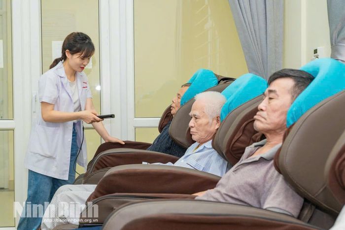 Thương binh được thư giãn, chăm sóc sức khỏe bằng hệ thống ghế massage hiện đại tại trung tâm. Ảnh: Ngọc Linh