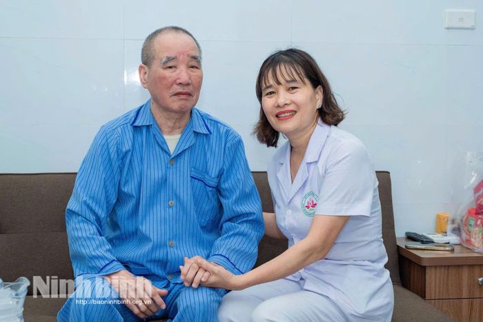 Tiếp nối truyền thống "Uống nước nhớ nguồn", điều dưỡng Nguyễn Thị Thu Hà luôn ân cần bên cha mình - thương binh Nguyễn Trường Tâm, biến tình yêu thương gia đình thành động lực chăm sóc các đồng đội của cha. Ảnh: Ngọc Linh