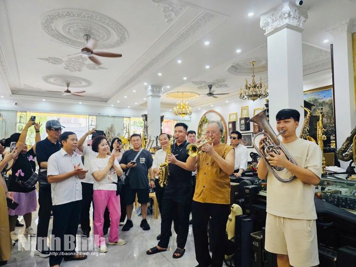 Nghệ nhân Nguyễn Văn Cường, làng kèn đồng Phạm Pháo, xã Hải Anh biểu diễn kèn đồng cho du khách nước ngoài.