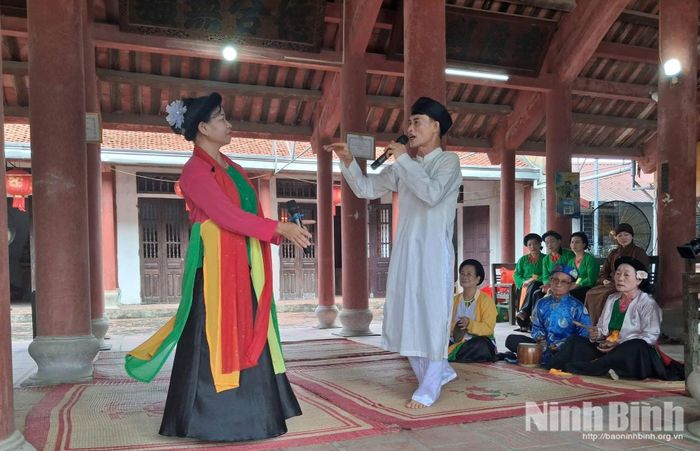 Đội chèo làng Đặng duy trì sinh hoạt thường xuyên nhằm gìn giữ những làn điệu chèo truyền thống.