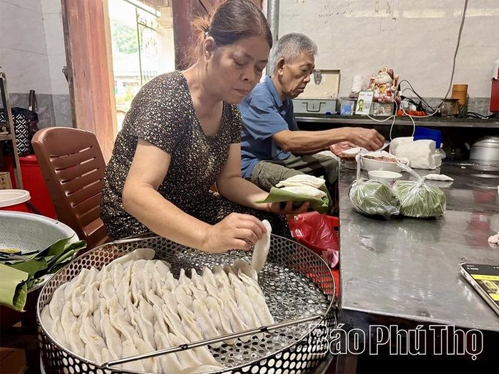 Bánh được gói vào một lớp lá dong hoặc lá chuối để giữ được độ nóng và thơm ngon.