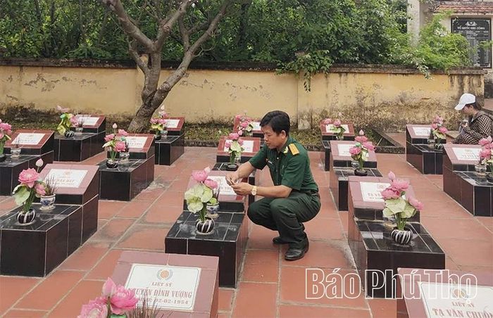 Hội viên Hội Cựu chiến binh tổ dân phố Nỗ Lực dâng hương tại Nghĩa trang liệt sĩ Thụy Vân.