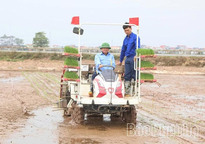 Ứng dụng tiến bộ khoa học kỹ thuật, sử dụng máy cấy công nghệ thông minh, nâng cao hiệu quả sản xuất nông nghiệp tại xã Xuân Lãng.