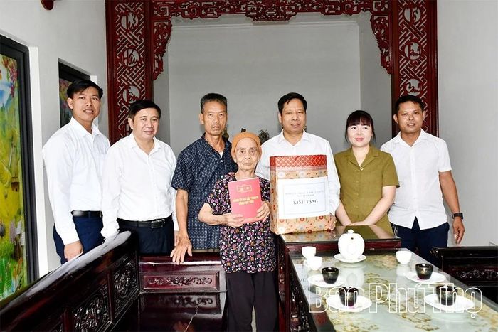 Xã Lập Thạch tặng quà các gia đình chính sách nhân kỷ niệm 79 năm Ngày Thương binh - Liệt sĩ.