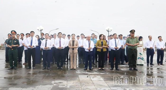 Đoàn đại biểu thực hiện nghi thức dâng hương tại buổi lễ.