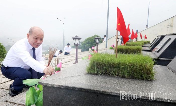 Đồng chí Bùi Đức Hinh - Phó Bí thư Tỉnh ủy, Chủ tịch HĐND tỉnh thắp hương trên các phần mộ liệt sĩ tại nghĩa trang.
