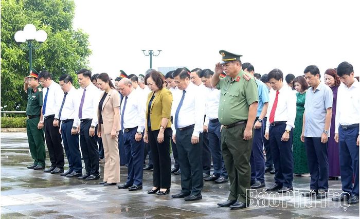 Các đại biểu dành phút mặc niệm tưởng nhớ các Anh hùng liệt sĩ.