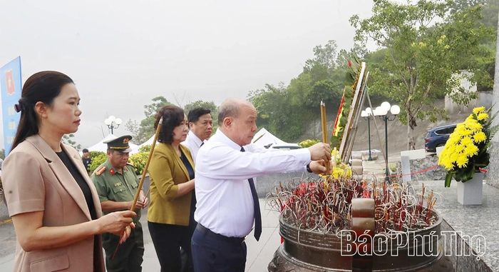 Đoàn đại biểu thực hiện nghi thức dâng hương tại buổi lễ.