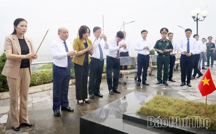 Đoàn đại biểu thắp hương trên phần mộ Anh hùng liệt sĩ Cù Chính Lan.