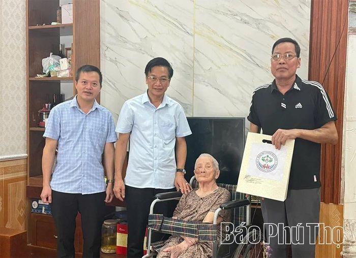 Lãnh đạo Trung tâm Y tế khu vực Hạ Hòa thăm hỏi và tặng quà Mẹ Việt Nam anh hùng Nguyễn Thị Ninh.