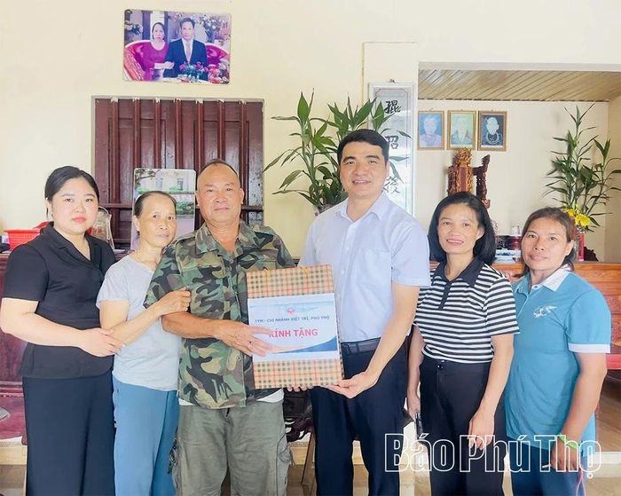 Lãnh đạo TYM Chi nhánh Việt Trì, Phú Thọ tặng quà cho thương binh Đặng Văn Cương, 72 tuổi ở xã Yên Lập.