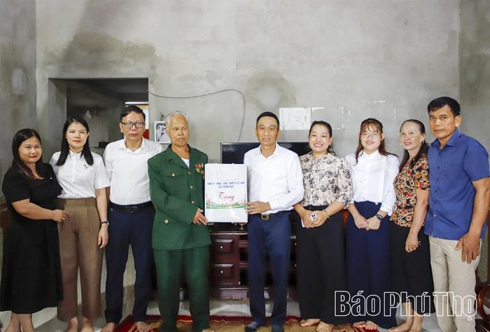 Lãnh đạo Đảng ủy, UBND xã Thung Nai tặng quà tri ân gia đình thương binh Bùi Văn Nỏn.