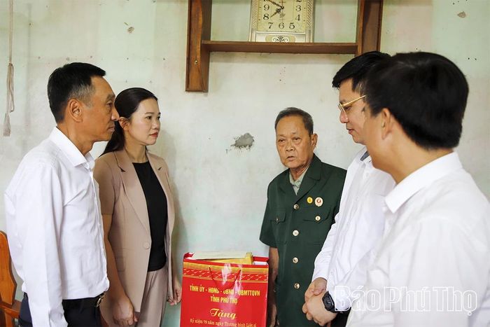 Thay mặt lãnh đạo tỉnh, đồng chí Bùi Thị Minh tặng quà cho gia đình ông Bùi Mạnh Dần.