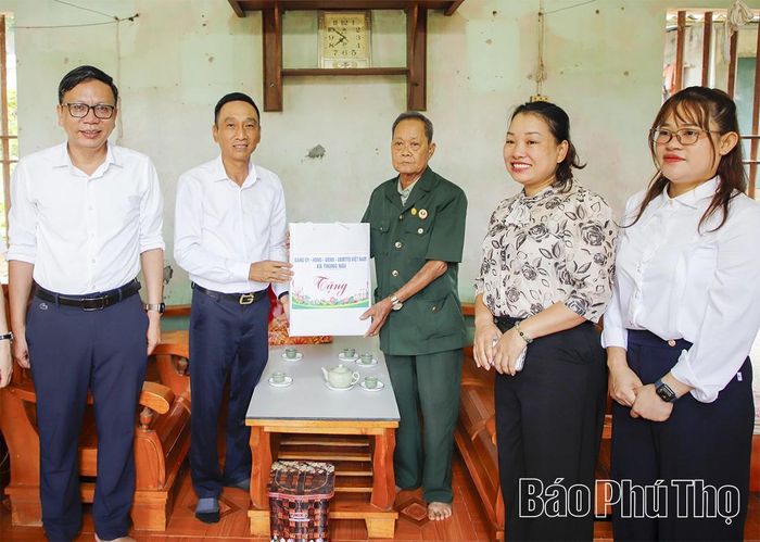 Lãnh đạo Đảng ủy, UBND xã Thung Nai tặng quà gia đình ông Bùi Mạnh Dần.