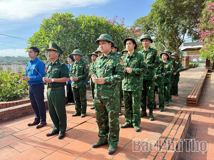 Cán bộ chiến sĩ Trung tâm huấn luyện Bộ đội Biên phòng cùng Đoàn thanh niên xã Tam Dương Bắc tổ chức hoạt động tri ân tại Nghĩa trang liệt sĩ Đồng Tĩnh.
