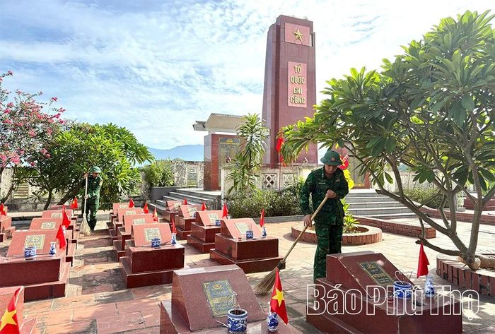 Các chiến sĩ tham gia dọn dẹp, làm sạch nghĩa trang liệt sĩ và chăm sóc các phần mộ liệt sĩ.