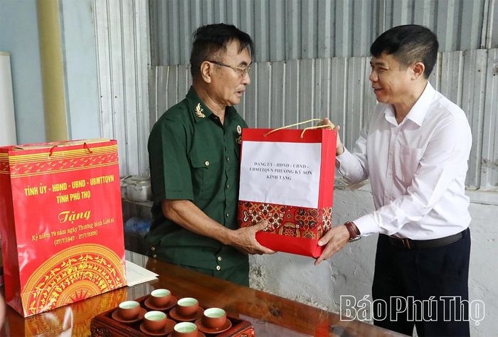 Lãnh đạo phường Kỳ Sơn tặng quà ông Hà Văn Liền (sinh năm 1957).