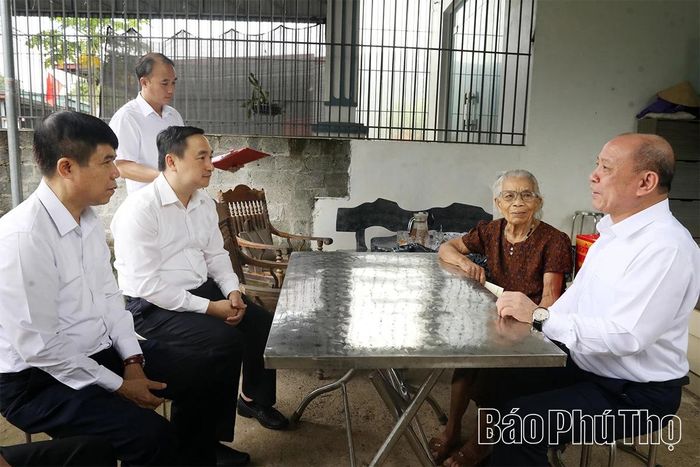 Đồng chí Chủ tịch HĐND tỉnh thăm hỏi sức khỏe, đời sống và bày tỏ lòng biết ơn sâu sắc đối với những cống hiến, hy sinh, mất mát của gia đình mẹ Nguyễn Thị Ậm.