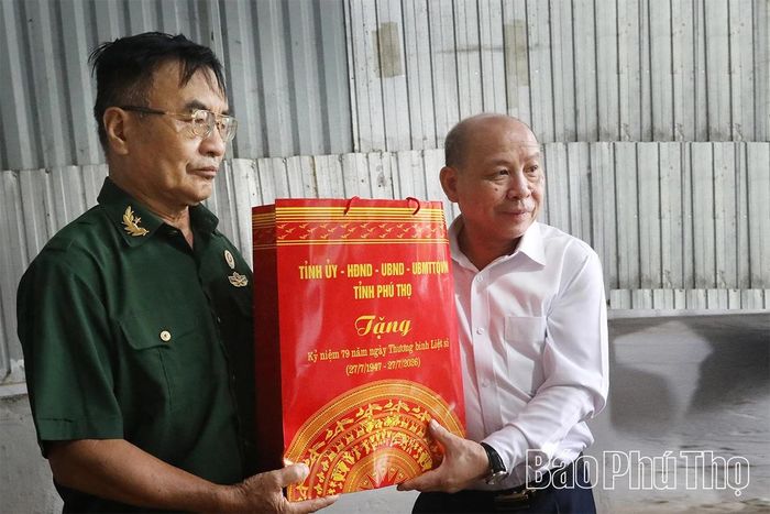 Đồng chí Bùi Đức Hinh tặng quà ông Hà Văn Liền, bệnh binh hạng 2/3.