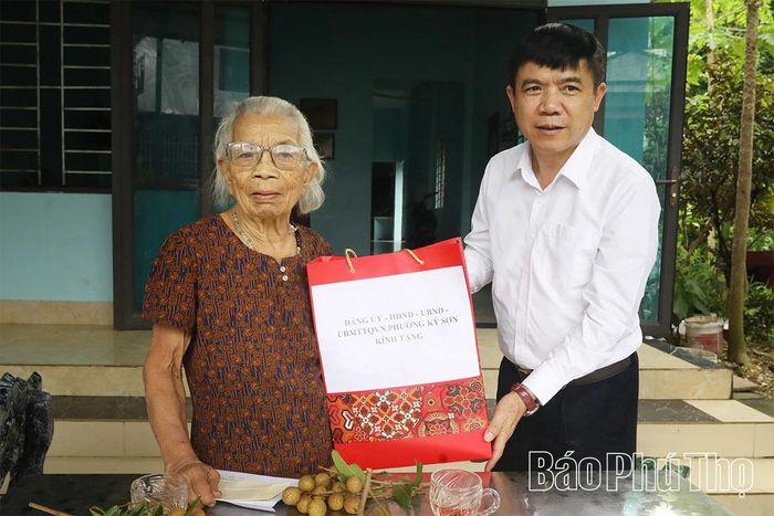 Lãnh đạo phường Kỳ Sơn tặng quà bà Nguyễn Thị Ậm - mẹ liệt sĩ, cư trú tại tổ 4, phường Kỳ Sơn.