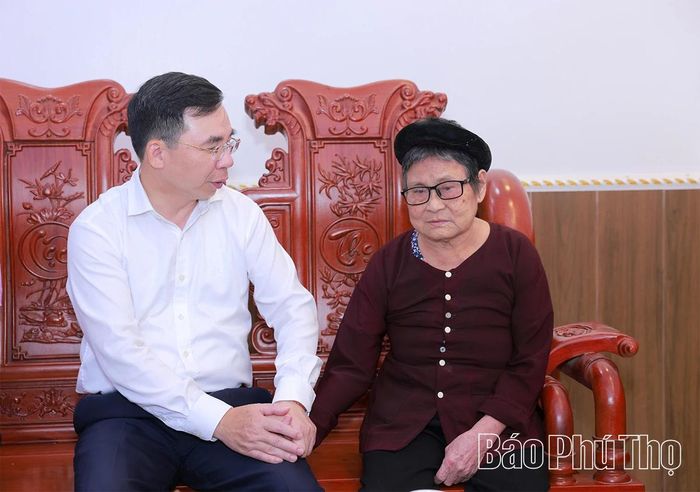 Đồng chí Phó Bí thư Tỉnh ủy Bùi Huy Vĩnh ân cần thăm hỏi, động viên bà Lưu Thị Bính.