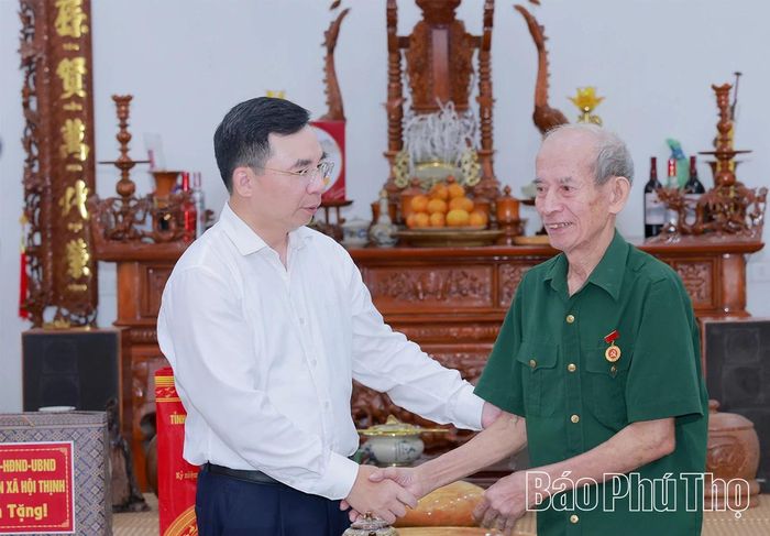 Đồng chí Phó Bí thư Tỉnh ủy Bùi Huy Vĩnh mong muốn thương binh Nguyễn Văn Ngọ tiếp tục là tấm gương sáng để giáo dục thế hệ trẻ. 