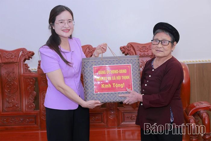Lãnh đạo xã Hội Thịnh trao quà tặng bà Lưu Thị Bính.