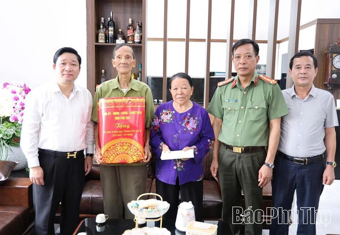 Thay mặt lãnh đạo tỉnh, đồng chí Trần Văn Hòa - Phó Giám đốc Sở Nội vụ tỉnh trao quà của tỉnh tặng thương binh Nguyễn Đức Thức, thôn Điền Trù.
