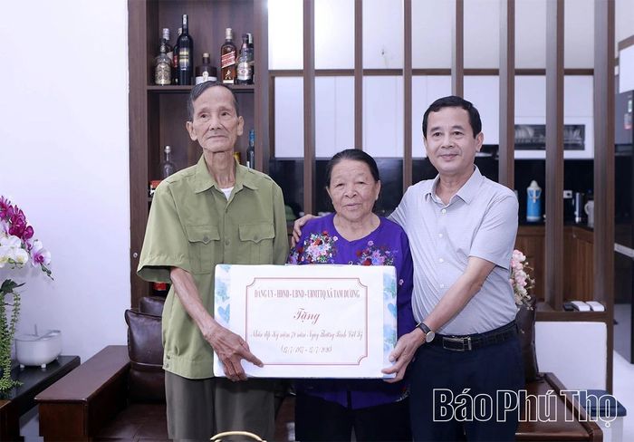 Lãnh đạo xã Tam Dương trao quà tặng thương binh Nguyễn Đức Thức, thôn Điền Trù.