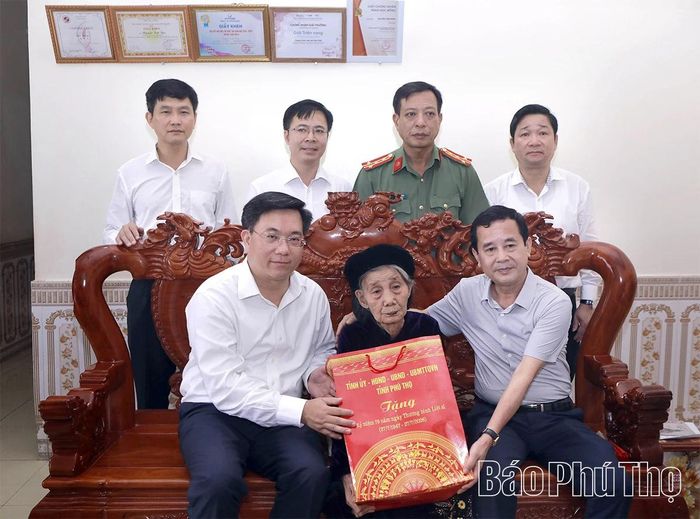 Chủ tịch UBND tỉnh Trần Duy Đông và lãnh đạo các sở, ngành, chính quyền địa phương trao quà của tỉnh tặng gia đình bà Sái Thị Khang. 
