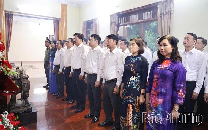 Chủ tịch UBND tỉnh Trần Duy Đông và các đồng chí lãnh đạo tỉnh dâng hương tại Nhà lưu niệm Chủ tịch Hồ Chí Minh.