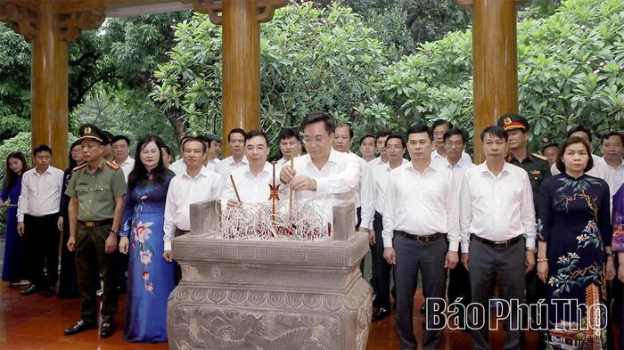 Chủ tịch UBND tỉnh Trần Duy Đông và các đồng chí lãnh đạo tỉnh dâng hương tại Nhà lưu niệm Chủ tịch Hồ Chí Minh.