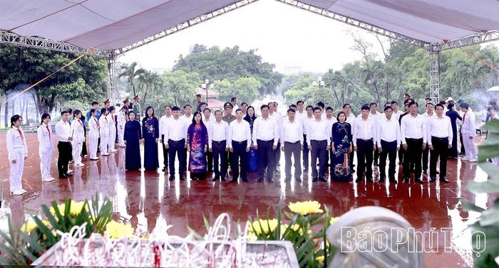 Chủ tịch UBND tỉnh Trần Duy Đông và các đồng chí lãnh đạo tỉnh dâng hương tại Đài tưởng niệm các Anh hùng liệt sĩ Vĩnh Phúc.