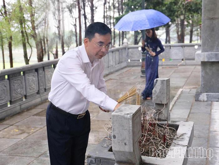 Phó Bí thư Tỉnh ủy Bùi Huy Vĩnh thắp hương trước bia ghi danh các Anh hùng liệt sĩ tại Đài tưởng niệm các Anh hùng liệt sĩ Vĩnh Phúc 