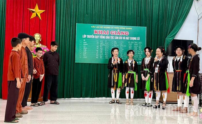 Các thành viên CLB dạy hát Soọng cô tại lớp học.