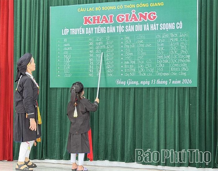 Các thành viên CLB Hát Soọng cô thôn Đồng Giang truyền dạy cách đọc tiếng Sán Dìu cho các em nhỏ.