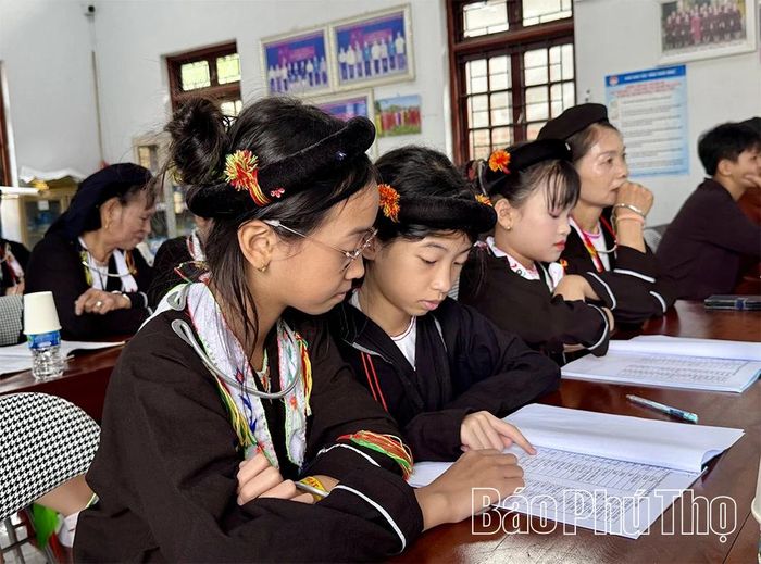 Các em nhỏ dân tộc Sán Dìu tập trung học cách phát âm các từ ngữ thường dùng trong giao tiếp.