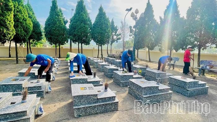 Đoàn thanh niên xã Vân Bán ra quân “Ngày Chủ nhật xanh”, vệ sinh môi trường, chỉnh trang khuôn viên Nghĩa trang liệt sĩ trên địa bàn xã.